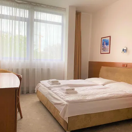Student House Ξενοδοχείο με διαμερίσματα *