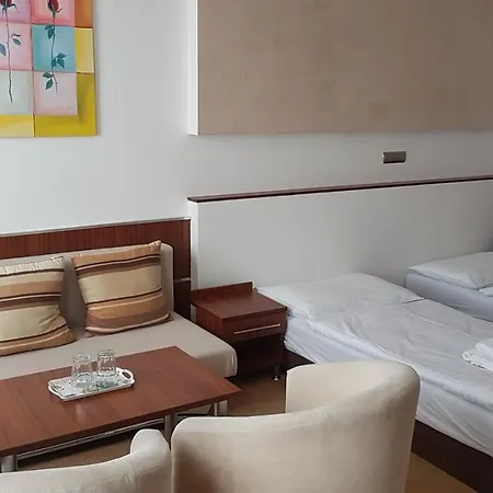 Student House Ξενοδοχείο με διαμερίσματα *